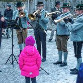 Nikolaus sah nur brave Kinder auf dem Adventsmarkt