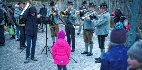Nikolaus sah nur brave Kinder auf dem Adventsmarkt