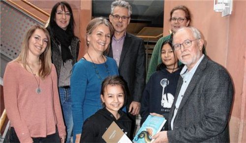 Nina Kozel mit den Jurymitgliedern und Schulleiter Helmut Wittmann (hinten).Foto re