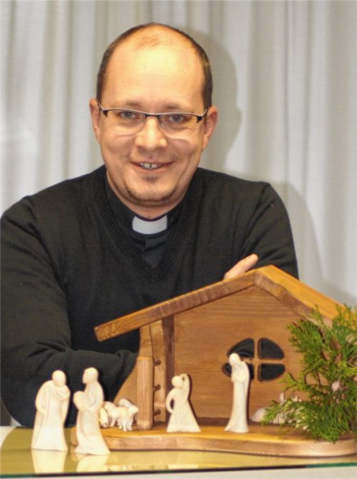 Noch fehlen Maria, Josef und das Jesukind: Diese wird Pfarrer Andreas Przybylski erst am morgigen Sonntag an der Krippe im Pfarrbüro ergänzen. Foto Weinzierl