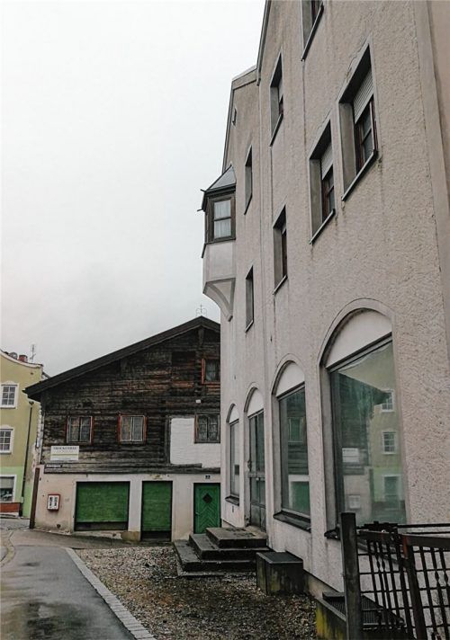 Noch ist die „Alte Schmiede“ von der Bausünde am Oberen Tor verdeckt. Jetzt jedoch hat der Stadtrat grünes Licht für den Abriss des Geschäftshauses, das nie eines war, gegeben. Die Fläche soll dann unverbaut bleiben.Foto je