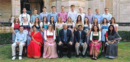 Oberbayerische-indische Freundschaft geknüpft: Die LTG-Austauschschüler mit ihren Gastgebern vom Mayo College und den Lehrkräften. Fotos privat