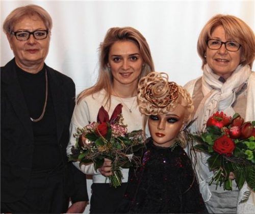 Obermeisterin Helga Wimmer (von links) gratulierte Adnana Smajic zu ihren Erfolgen, unter anderem beim Landesentscheid, mit einer Frisur zum vorgegebenen Thema „Wiesn-Style“, zu dem auch Brigitte Höller im Ausbildungsbetrieb beigetragen habe. Foto  kob
