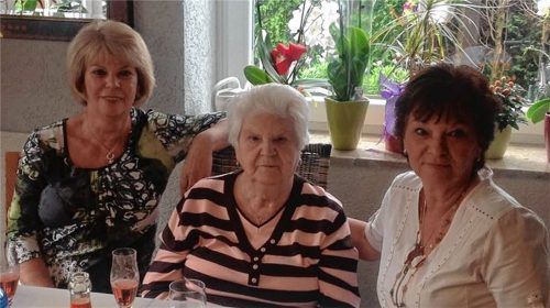 Oma Christine mit zwei ihrer Töchter, Irene (links) und Ursula. Im Projekt „Zeitintensive Betreuung“ des Anna Hospizvereins erlebte sie in ihren letzten Lebenswochen, wie wichtig eine menschliche Palliativbetreuung ist. Foto  privat