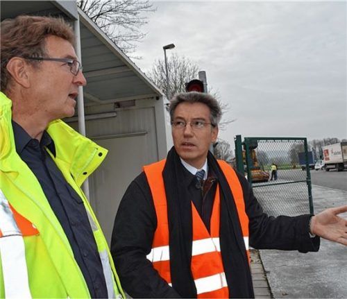 Ortstermin: Polizeidirektor Peter Böttinger, Leiter der Verkehrspolizei Rosenheim (links), erläuterte dem Landtagsabgeordneten Otto Lederer den Stand der Planung für die neue Lkw-Kontrollstelle bei Bad Aibling.Foto re