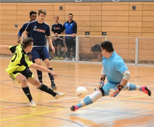 Parade von Nußdorfs Keeper im Spiel gegen Großkarolinenfeld. Foto Ruprecht