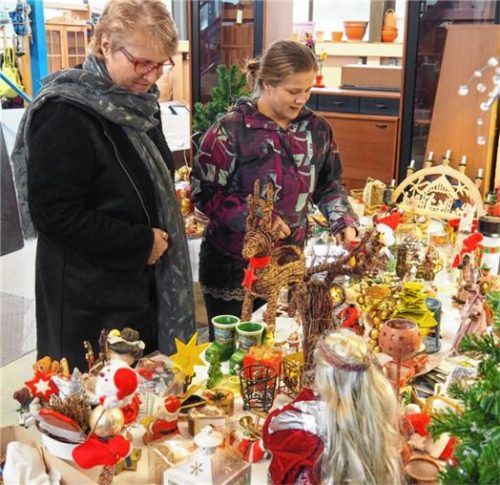 Passend zur Weihnachtszeit finden sich viele Dekoartikel im Möbellager der Diakonie, die für einen günstigen Preis zu verkaufen sind.Foto re