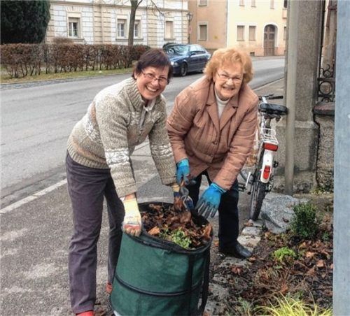 Paten helfen in der ganzen Stadt mit, diese sauber zu halten. In Neumarkt-St. Veit engagieren sich 55 Paten ehrenamtlich, darunter auch Vroni Bauer (links) und Marianne Berghammer.Foto Emil Steinbach