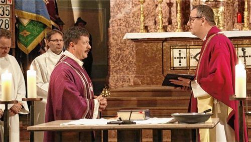 Pfarrer Augustin Butacu (links) bei der feierlichen Einführung durch Landkreisdekan Daniel Reichel in der Bruckmühler Herz-Jesu-Kirche.Foto Wolf