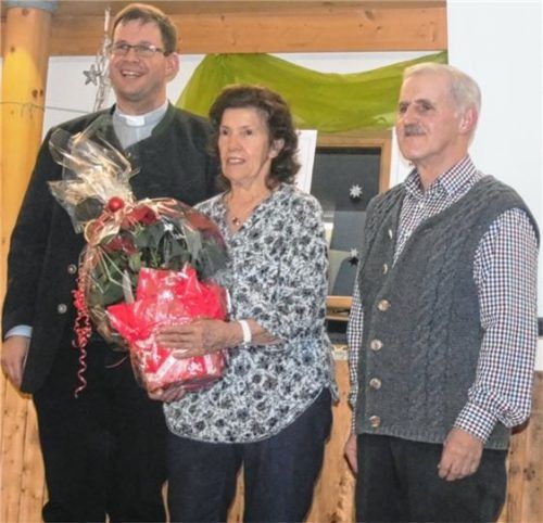Pfarrer Michael Seifert und Kirchenpfleger Sepp Seidl verabschiedeten Christa Kurzmaier nach 17 engagierten Jahren für die Pfarrei.