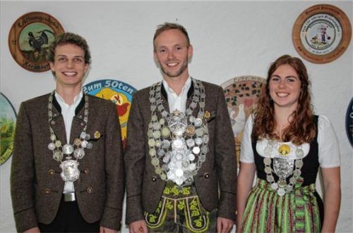 Pistolenkönig Johannes Fischer, Schützenkönig Lorenz Freiberger, Jugendkönigin Carmen Stemmer (von links). Foto  re