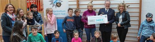Polizisten spenden 5400 Euro für Verein „Fortschritt Rosenheim“