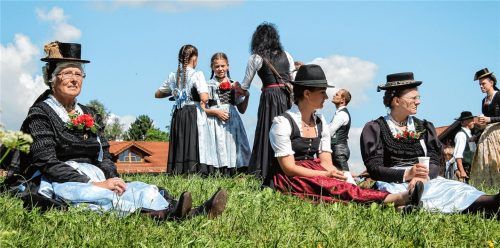 Prächtiger „Trachtensommer“ 2017: Eine kleine Pause gönnen sich diese Frauen am Rande des Gautrachtenfestes in Bad Feilnbach. Foto Kriechbaumer