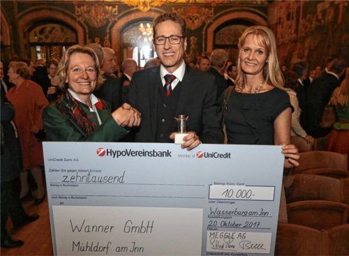 Preisträger Reinhold Wanner am Abend der Gründerpreisverleihung der Molkerei Meggle im Alten Rathaus in Wasserburg. Ihn rahmen Marianne Zollner (links), Erste Bürgermeisterin Mühldorf, und seine Partnerin Eva Möhlmann.Foto re