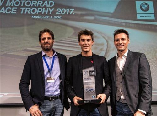 Preisverleihung für den besten Fahrer der internationalen BMW-Motorrad-Race-Trophy: Marc Bongers (Technischer Direktor BMW Motorrad Motorsport), Markus Reiterberger und Uwe Geyer (Marketing Direktor BMW Motorrad Motorsport, von links).Foto BMW Motorrad Motorsport