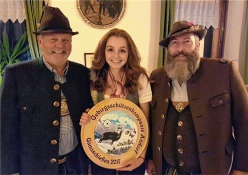 Premiere: Hauptmann Fritz Kelzenberg (links) und sein Stellvertreter Stefan Leitner gratulierten Sarah Schwarzbeck. Foto re