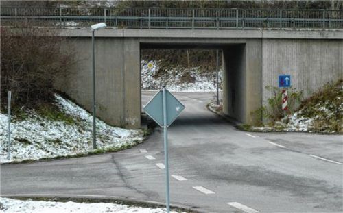 Probleme wegen künftiger Gewerbeansiedlungen und dann zunehmendem Verkehrsaufkommen befürchtet das Staatliche Bauamt bezüglich der einspurigen Unterführung. Diese Bedenken teilte der Gemeinderat nicht. Foto Maier