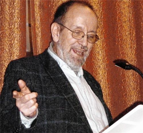 Prof. Rowley: Mit launigen Wortbeispielen wusste Prof. Anthony Rowley das Schnaitseer Publikum zu begeistern.