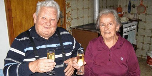 Prosit auf „goldene Jahre“: Franziska und Ludwig Winklmair feierten ihre Goldhochzeit. Foto  Ständer