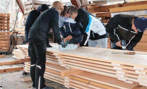 Realschüler zimmern für Weihnachtsmarkt