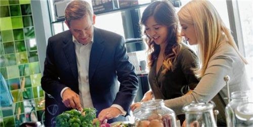 Rezepte nachkochen: Karsten Ottenberg, BSH, mit den Gründerinnen Mengting Gao und Verena Hubertz. Foto re