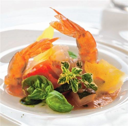 Rezepttipp zu Weihnachten: Steingarnelen in Kräutern mit Paprika-Melanzane-Gemüse und leichtem Tomatenfond. Foto rgz/Byodo Naturkost