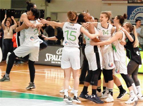 Riesenjubel beim Bad Aiblinger Team Sekunden nachdem der erste Sieg gegen Wasserburg feststand. Fotos  Fehrmann