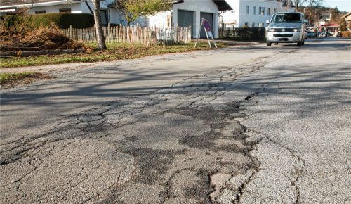 Risse und Löcher machen die Kampenwandstraße zur Herausforderung für Stoßdämpfer. 2018 soll der Abschnitt zwischen Bernauer und Spitzensteinstraße ausgebaut und instandgesetzt werden. Formell handelt es sich um eine Ersterschließung, deshalb wird es für Anlieger teuer. Sie zahlen 90 Prozent der Kosten. Foto Berger