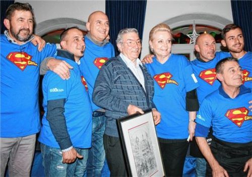 Roberto Campagnari und Oberbürgermeisterin Gabriele Bauer im Kreis der Sänger des Chors Costabella.Foto re