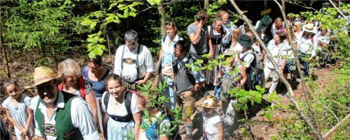 Rund 200 Teilnehmer nahmen an der ersten „Seelenwanderung“ auf dem Leiblweg in Bad Feilnbach teil. Jetzt ist angedacht, Hinweisschilder über das Leben und Wirken Leibls auf dieser Strecke zu errichten. ARCHIV STRIM