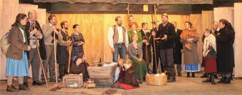 Rund 30 Rollen vom landverschickten Kind bis zum alten Schäfer hat der Lehrer Wolfgang Koller für seine Weihnachtsgeschichte angelegt. Fotos Eder