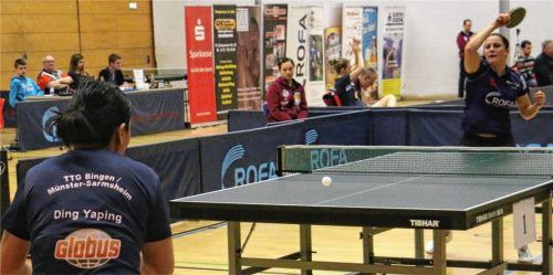 Tischtennis wird in Kolbermoor auf Spitzenniveau betrieben: hier die „Kolbermoorerin“ Sabine Winter (rechts hinten) beim jüngsten Bundesliga-Heimspiel gegen Yaping Ding von der TTG Bingen/Münster-Sarmsheim. Der Sonderzuschuss der Stadt fließt allerdings nicht in den Spitzensport, sondern in die Nachwuchsförderung, wie die Tischtennissparte stets betont.Foto erlich