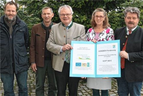Scheckübergabe: Georg Baumgartner (Dritter von rechts) und Sepp Reithmeier (rechts) überreichten 9977 Euro Fördermittel an Marianne Steindlmüller (Zweite von rechts). Christian Fechter und Rupert Wörndl (Zweiter von links) hatten das Projekt vorbereitet. Foto Rehberg