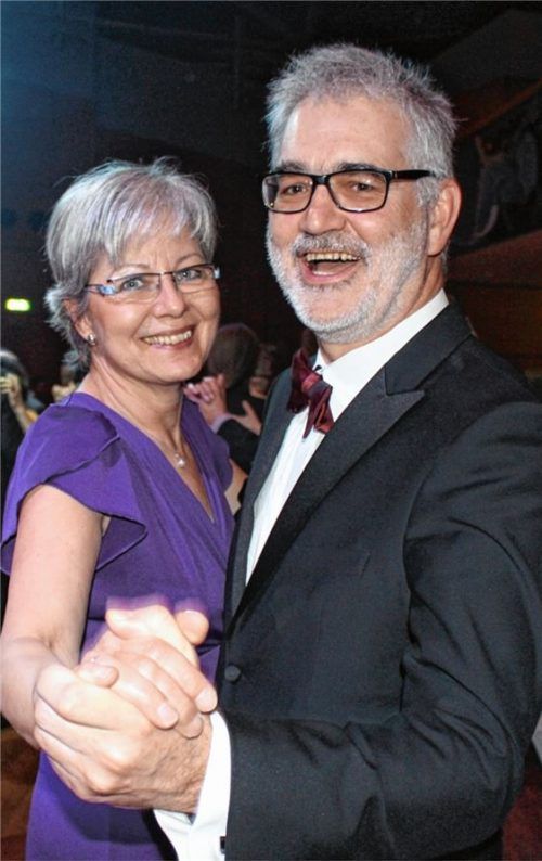 Schon immer ein rasanter Tänzer: Pfarrer Martin Garmaier, hier auf unserem Archivbild mit der evangelischen Dekanin Hanna Wirth, beim Stadtball 2016 in Waldkraiburg. Foto kla/archiv
