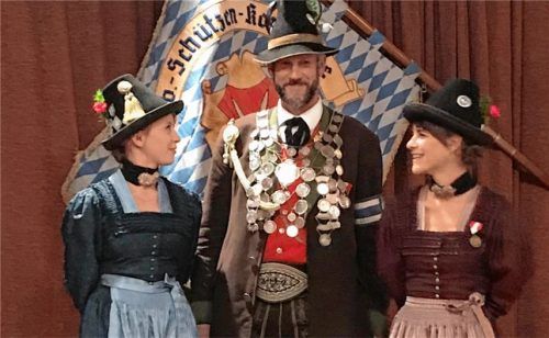 Schützenkönig Hans Heibler mit den Marketenderinnen Anna-Lena Tiefenmooser und Johanna Perret.Foto re