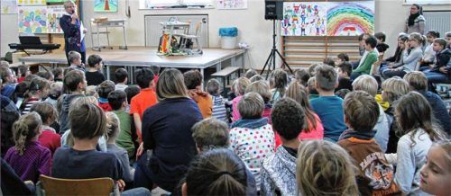 Schulleiterin Christa Fiedler bei der ersten Schulvollversammlung mit allen, die mit der Schule zu tun haben. Fotos  re