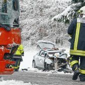Auto kracht in Schulbus