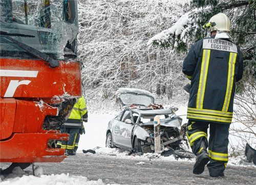 Schwere Verletzungen zog sich eine junge Autofahrerin zu, die frontal gegen einen Schulbus fuhr. Fotos ammelburger/Reisner 2