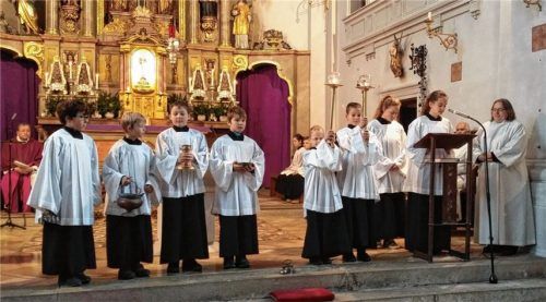 Sechs neue Ministranten in Feldkirchen eingeführt