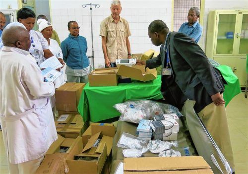 Sehr gefreut haben sich im Kibosho Hospital dessen Leiter Dr. Materu (rechts) und seine Mitarbeiter, als ihnen Wolfgang Böhm vom Aktionskreis Ostafrika (Mitte) die Spende des Klinikums Traunstein übergab. Foto  re