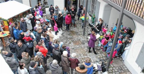 Sehr gut besucht war der Adventsmarkt in der „Alten Post“ von Fischbach. Der Flintsbacher Kinderchor stimmte die Besucher mit adventlichen Liedern auf das bevorstehende Weihnachtsfest ein.Foto Steffenhagen
