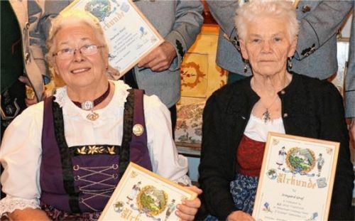 Seit 1957 Mitglied im drittältesten bayerischen Trachtenverein: Rosemarie Anner (links) und Irmgard Graf. Foto reh