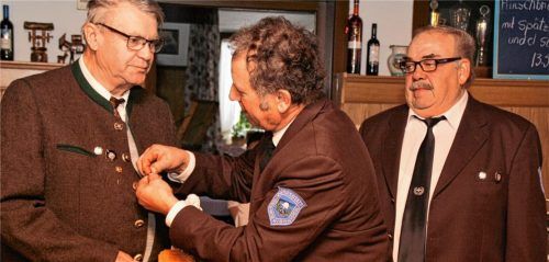 Seit 50 Jahren Mitglied ist Josef Mayer (links), dafür ehrten ihn Vorsitzender Josef Polatzky (Mitte) und der bisherige stellvertretende Vorsitzende Rudolf Eser. Foto  Albersinger