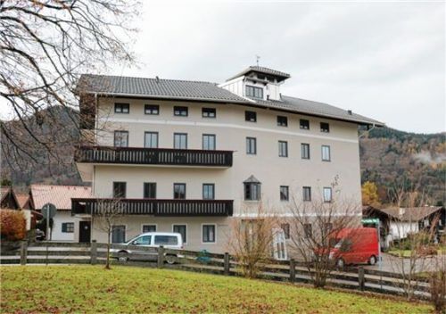 Seit gut einem Jahr das neue Zuhause vieler Asylbewerber: das ehemalige Weißbräu-Gebäude in Aschau. Foto reh
