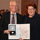 Aus besonderem Holz geschnitzt