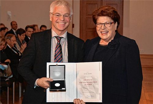 Seltene Auszeichnung: Landtagspräsidentin Barbara Stamm überreichte Peter Aicher die Urkunde und die Medaille. Foto re