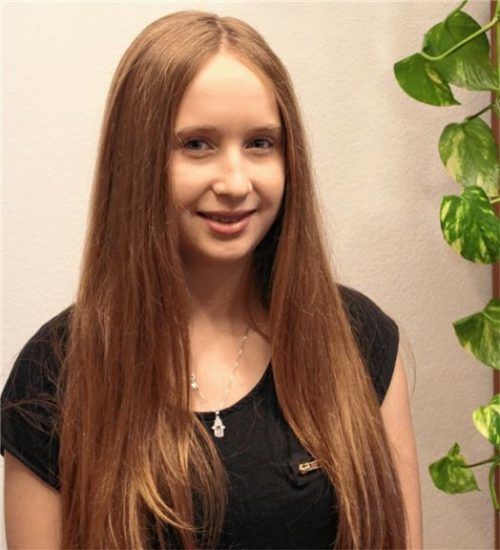 Sie ist das neue Christkindl: Chiara Molter. Die 15-Jährige passt gut in die Rolle, denn sie möchte Kindern helfen. Ihren großen Auftritt beim Waldkraiburger Christkindlmarkt, der am Donnerstag, 7. Dezember, um 17 Uhr eröffnet wird, hat sie mit ihrer selbst geschriebenen Rede.Foto hos