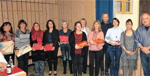 Sie wurden für ihre Arbeitszeitjubiläen als Gemeindebedienstete geehrt. Fotos Baumann