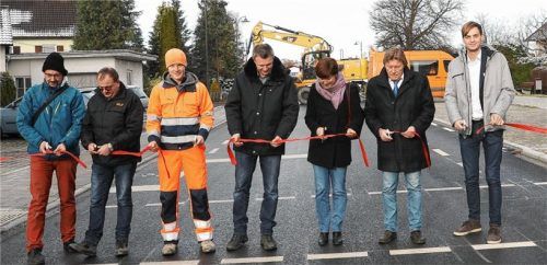 Sieben Menschen, sieben Scheren: (von links) Christian Flamm von „Haag aktiv“, Helmut Dörrer und Michael Huber von der Baufirma, Andreas Grundner, Bürgermeisterin Sissi Schätz, Konrad Haindl, Christopher Zeitler vom Straßenbauamt.Foto bauer