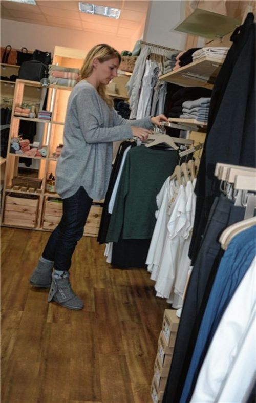 Sina Sachseder in ihrem Laden für nachhaltige, faire Mode: Mit einem Modeblog fing sie an, die Szene zu erkunden. Fotos sen